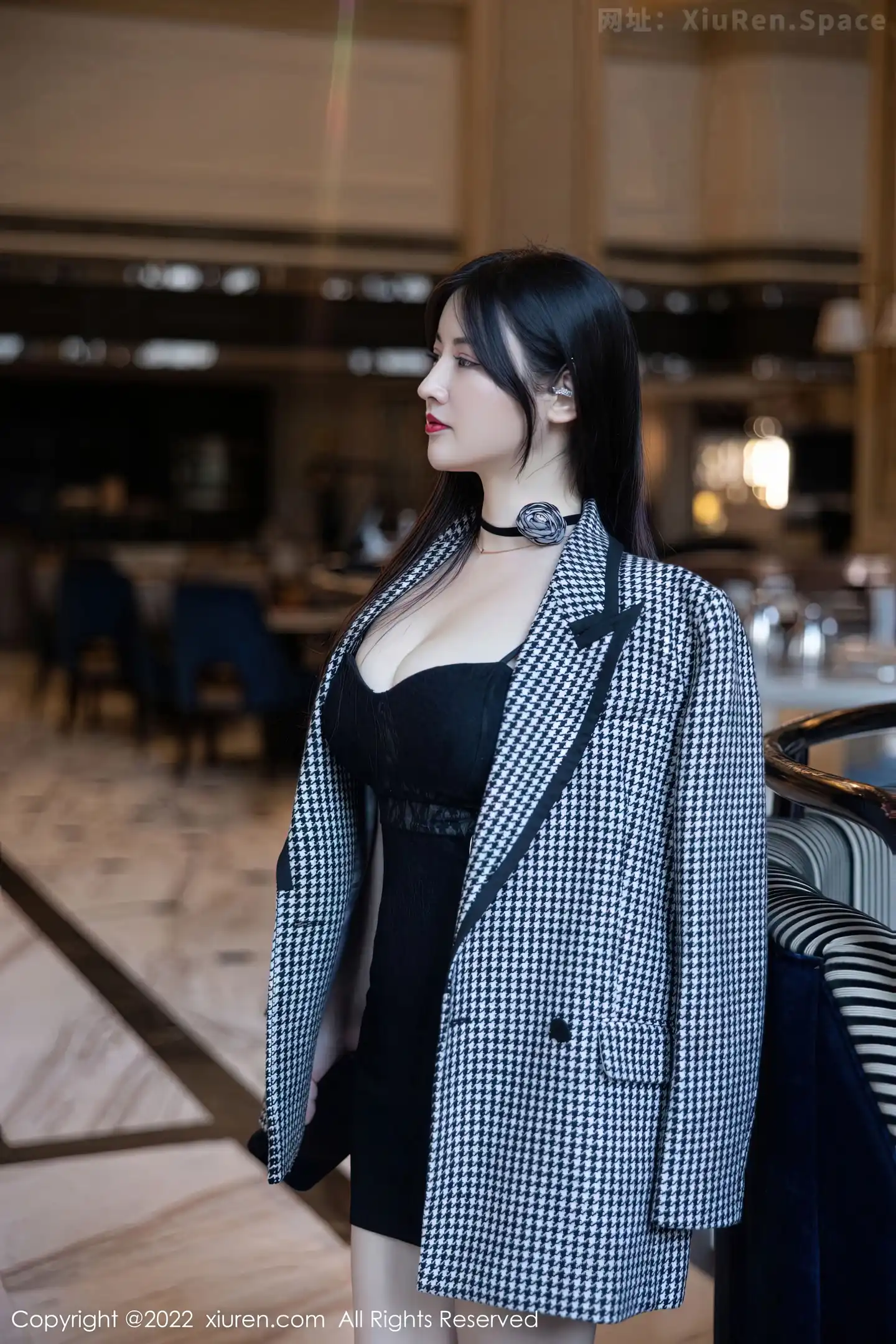 图片[2]-[XiuRen秀人网]2022.12.23 VOL.6039 就是阿朱啊 黑色透视情趣内衣加黑丝美腿性感私房写真集-秀人网官方网站